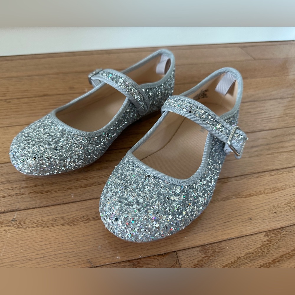 Very cute sparkly silver Mary Jane girls dress shoes
